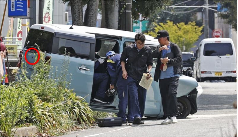 路線バスと衝突した軽乗用車を調べる福岡県警の捜査員